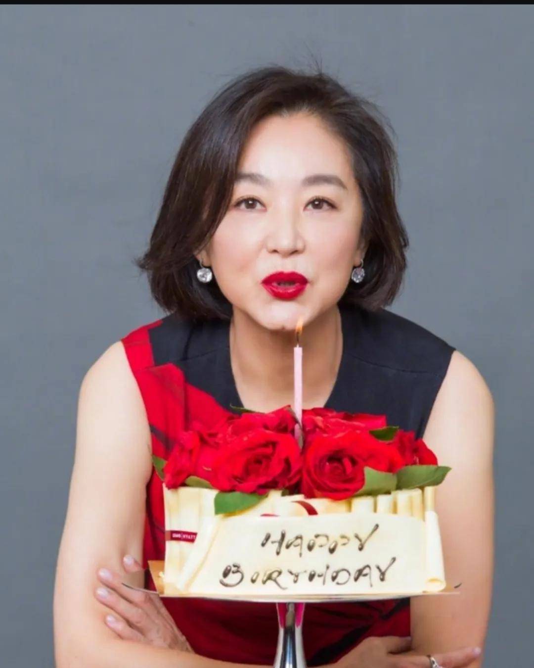 在一档综艺节目《偶像来了》节目组专门为林青霞打造一顶蓝色托帕石