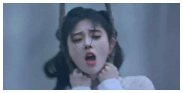 可当镜头给到鞠婧祎时,她的表情仿佛在吃辣味,不像是被勒住脖子,倒像