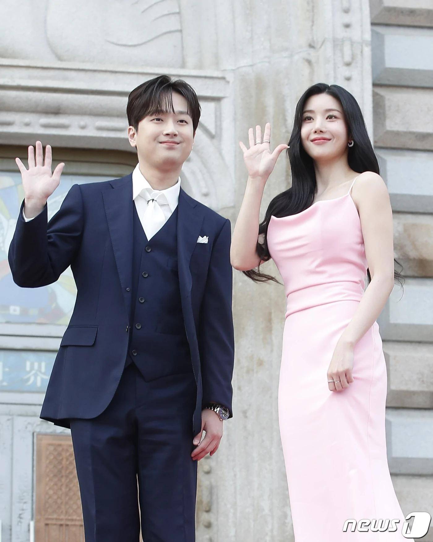 原创韩国知名女星颁奖礼红毯上与男主持人牵手方式引发韩网热议