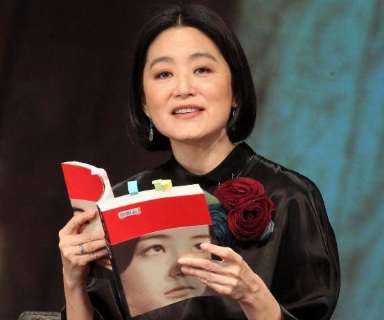 原创林青霞成名后去山东农村寻亲见到亲姐姐第一眼愣在原地