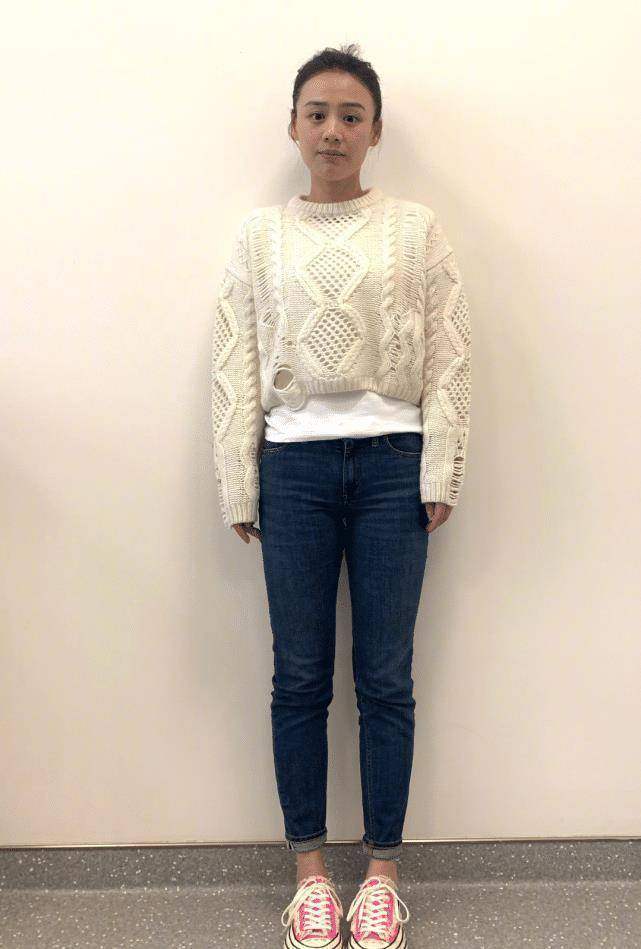 原创首次看马思纯穿电线鞋拍照当镜头拉近十倍后腿却细到没肉