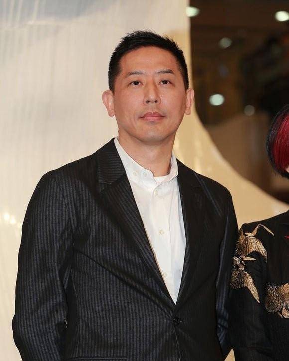 张国荣罕见照:2003年愚人节时跳楼自杀,图9男友唐鹤德至今未娶_陈淑芬