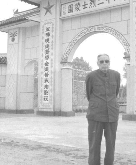 口战斗中肠子被打穿拿下阵地,从连长升为副团长_杨成武_胡炳云_张仁初