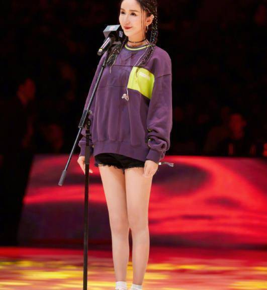 娄艺潇做运动去水肿,仰拍视角"牛奶腿"抢镜,光着脚也有168