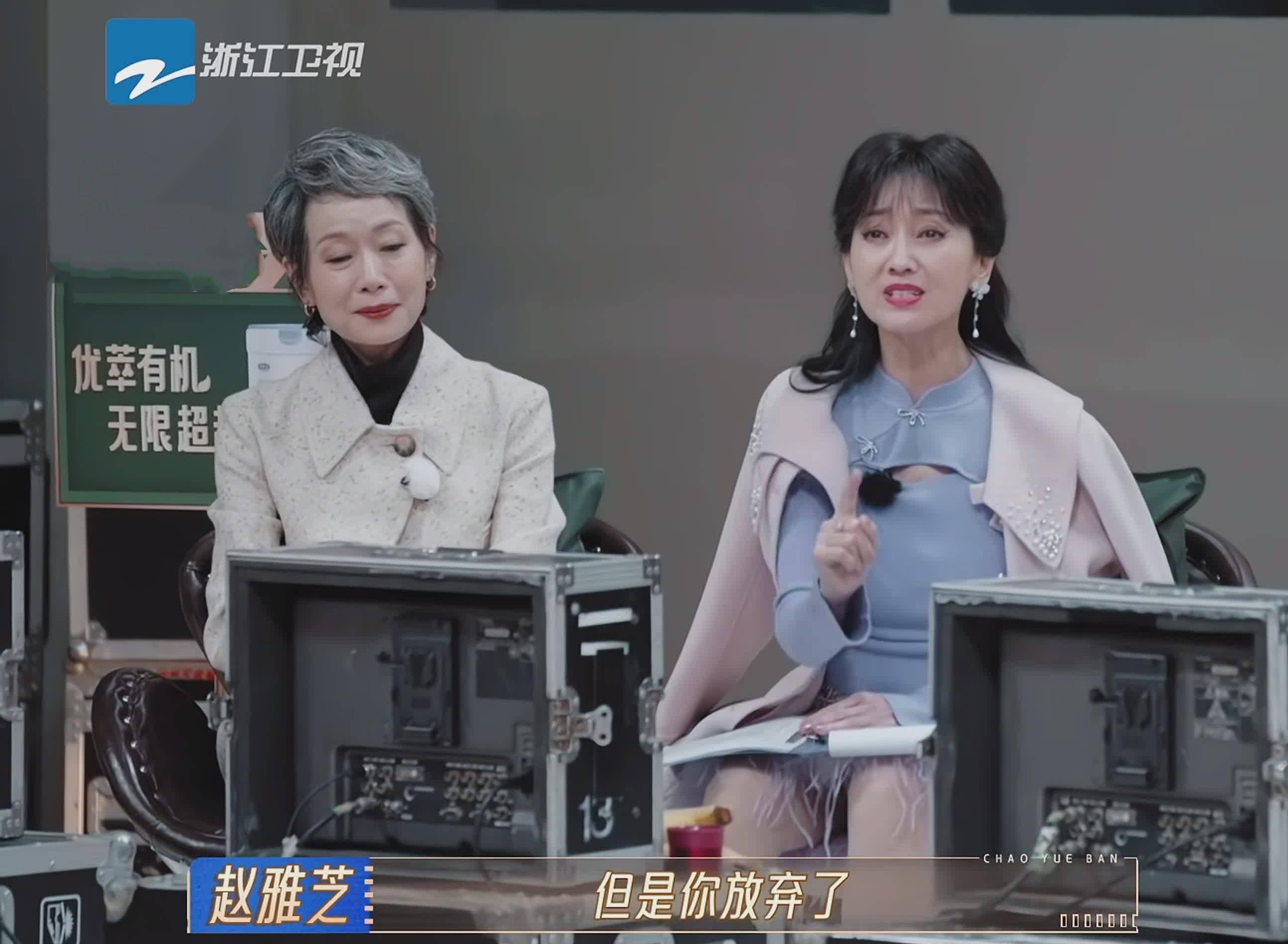 61岁叶童登w中文版,无惧岁月大秀美背,自然老去真美_赵雅芝_耳环_银发