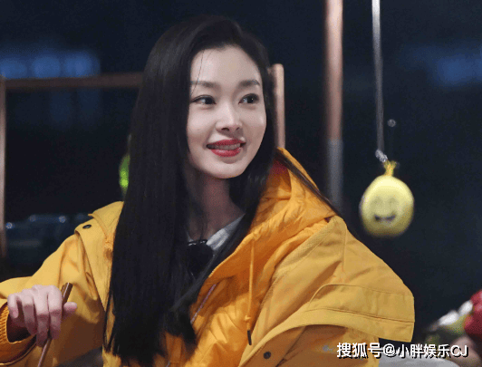 原创宋轶腰受伤后首现身机场走路行动缓慢被现场安保大声催促