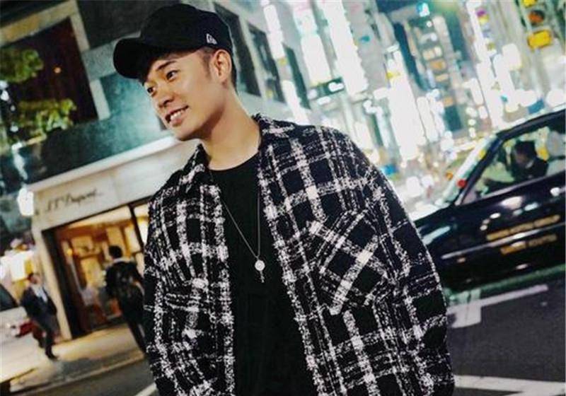 陈赫第一次晒出女儿照片名牌鞋价值上万引人瞩目