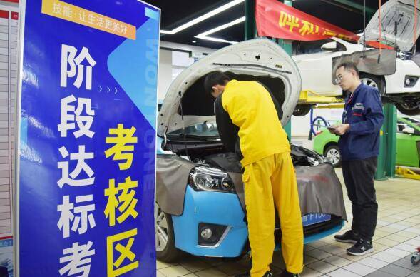 他通过沃尔沃厂家的钣金维修技师认证,并荣获奥迪厂家铝车身维修高级