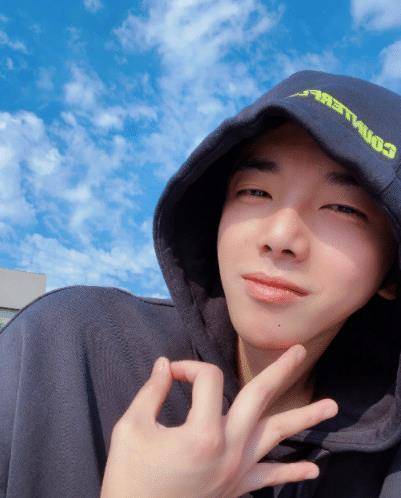 原创华晨宇录节目玩嗨了往沈腾脸上泼水公开奶爸身份心情超好