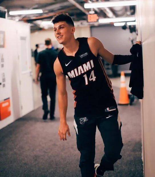 热火队的00后小将泰勒希罗出生在路易斯安纳州东北部的小县城,于首轮