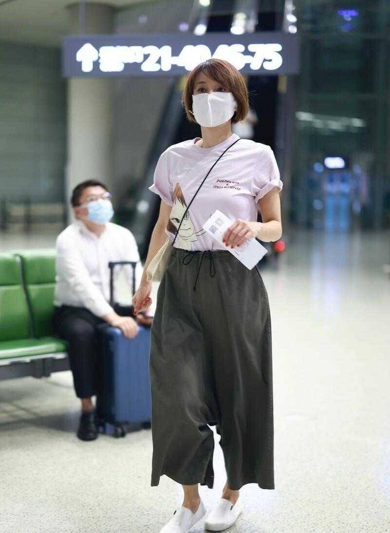 马伊琍穿搭真的很随意穿卡通t恤配阔腿裤不说以为是路人