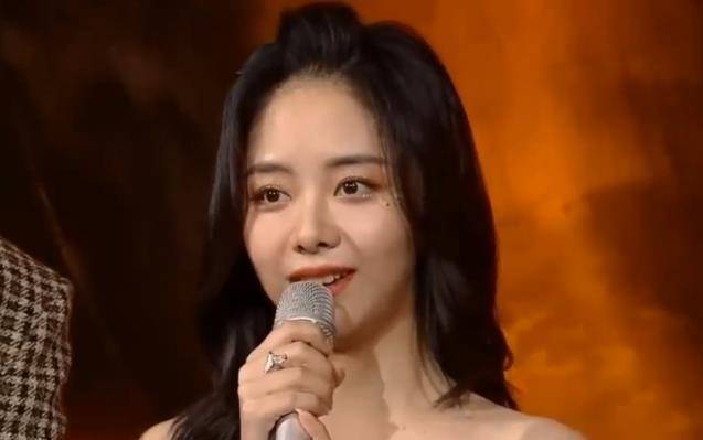 原创谭松韵站c位采访穿10cm凉鞋仍比别人矮一头30岁脸部生图绝了