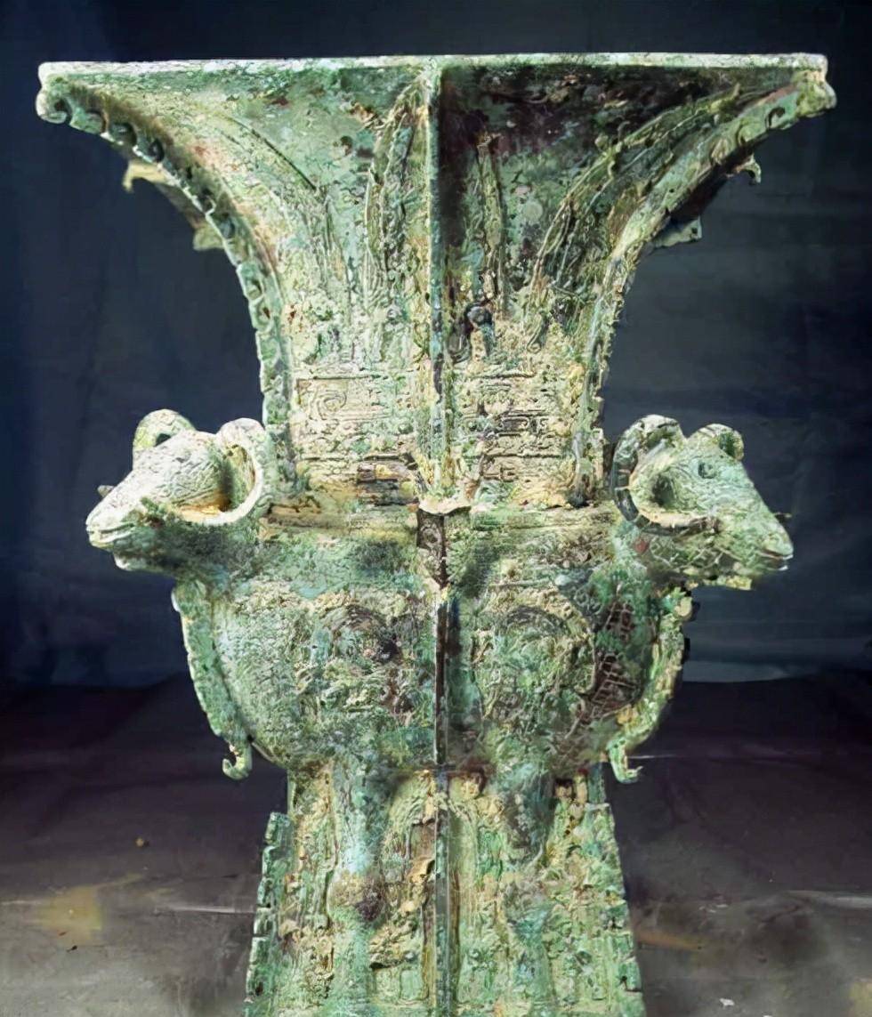 原创四羊方尊鲜为人知的一面并非一件完整的国宝而是拼接的碎片