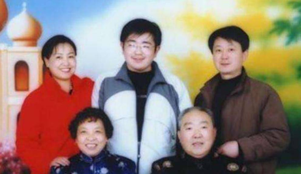 任长霞去世4年之后,丈夫卫春晓因突发脑溢血,也离开了人世间,只留下了