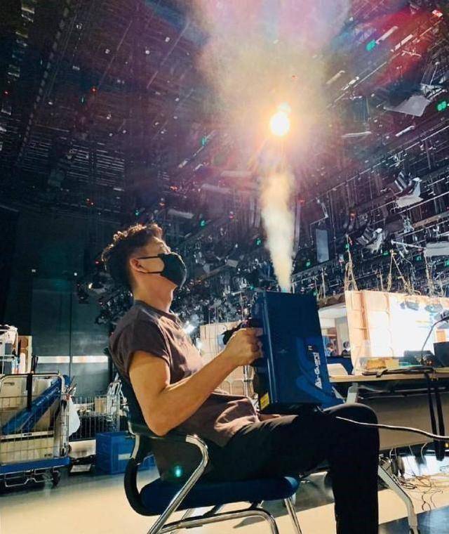 手臂肌肉强壮结实,剃短了鬓角的侧脸更加清爽减龄.