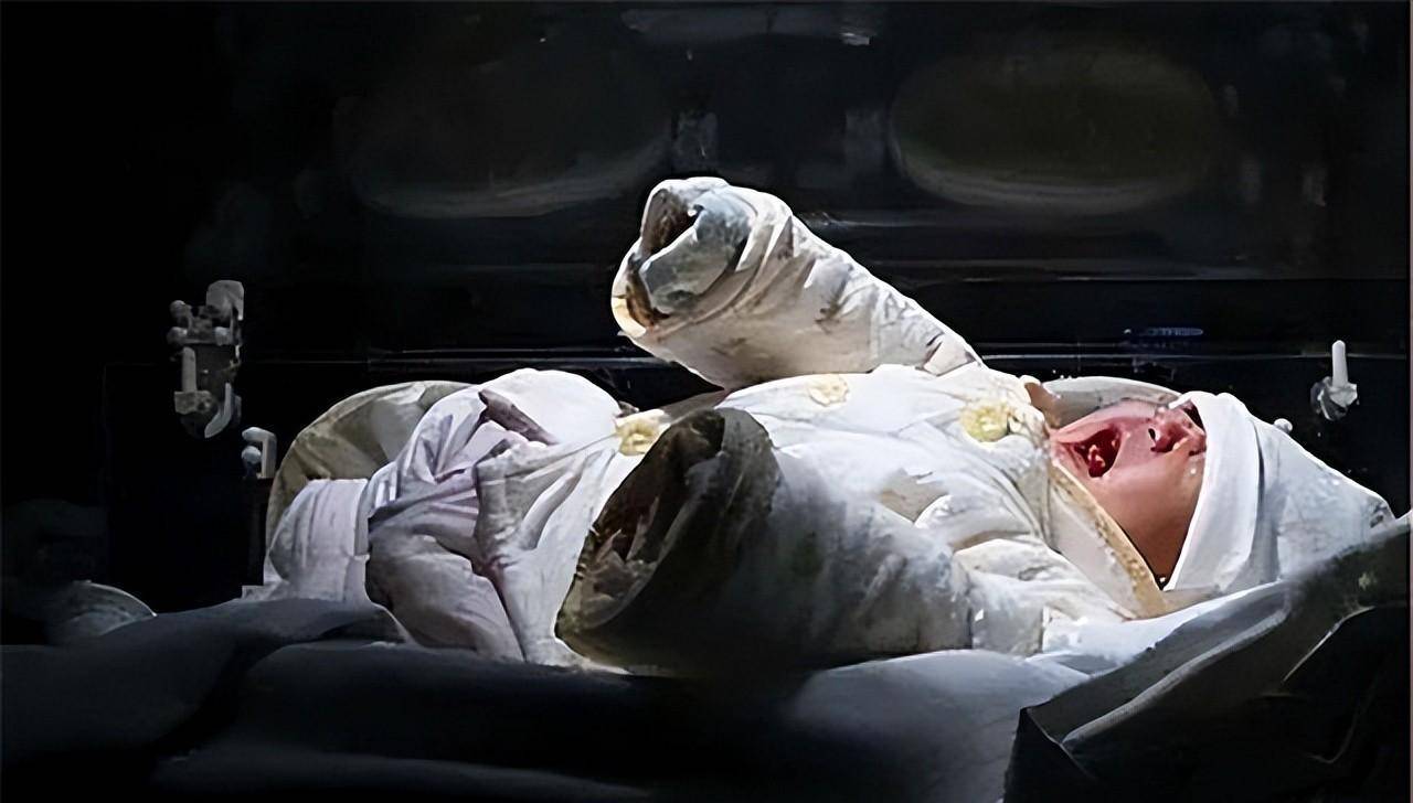 原创57岁老人给12岁少女下跪她为何担得起背后原因让人感动
