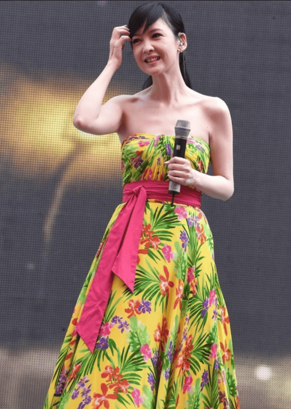 周慧敏现纸片人身材55岁穿抹胸裙险走光眼袋浮肿难掩老态