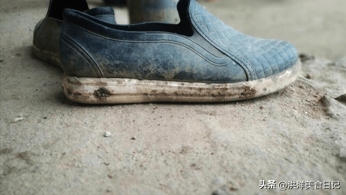 鞋子",因为在生活中有很多非常节俭的人,他们不愿意扔掉已经破旧的