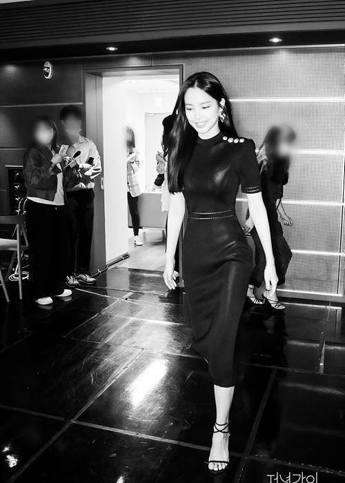 虽然脸上还是肉肉的,但那个时候娜恩的身材也是比较得分的.