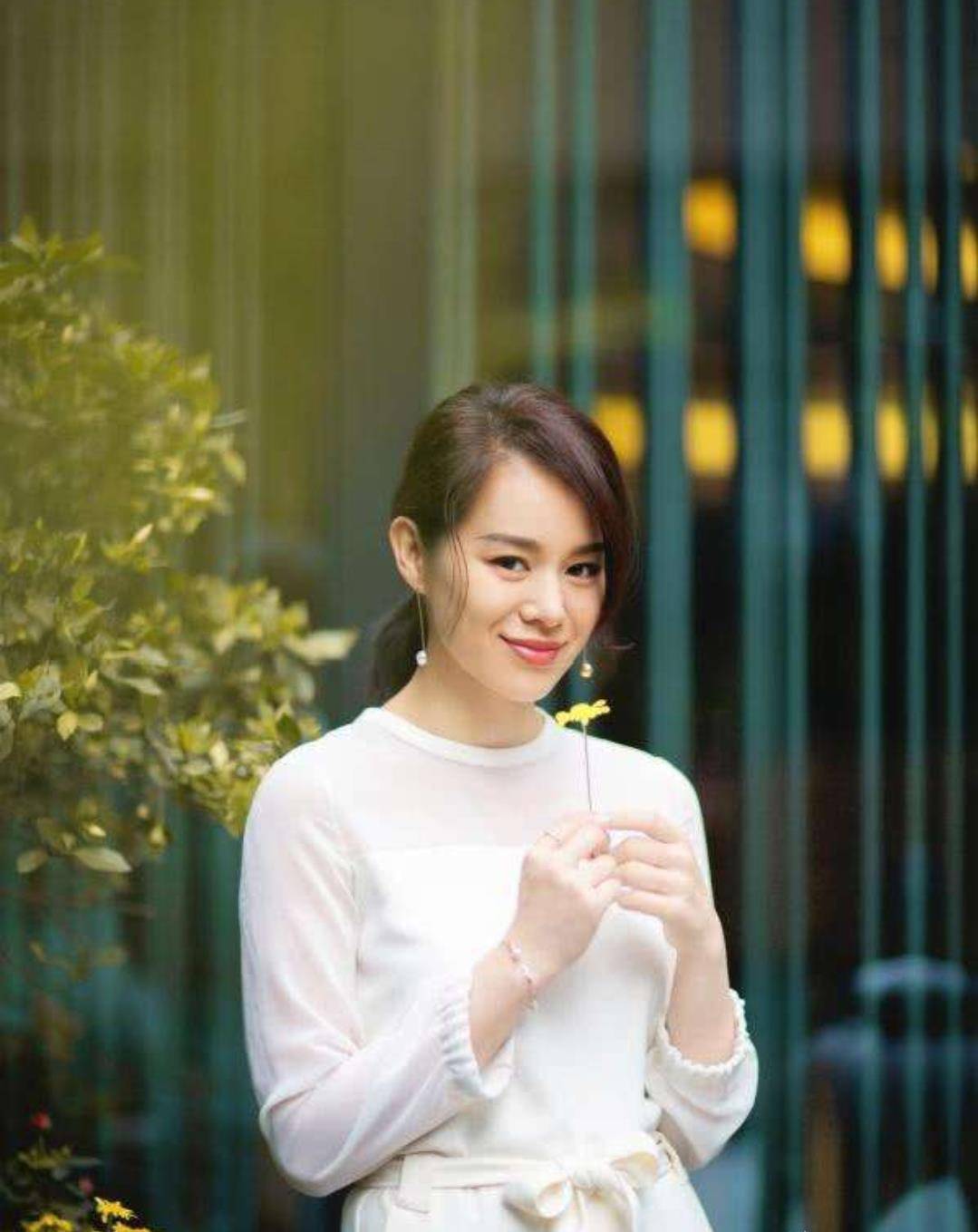 原创胡杏儿最丑港姐心怀自强活出漂亮人生