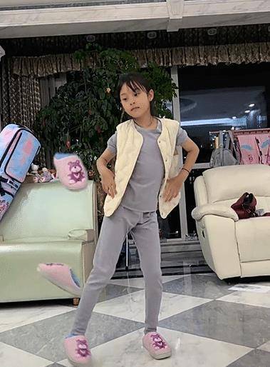 原创李小璐晒女儿跳拖鞋舞甜馨秋衣配马甲瘦成竹竿超像贾乃亮