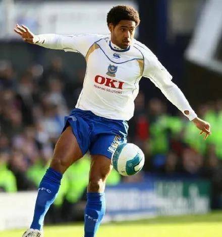 2008-09赛季,朴茨茅斯签下了克劳奇,格伦·约翰逊下底传中变得更加