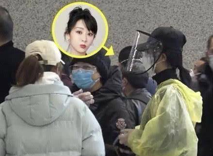 雨衣,一次性手套,安全措施做得特别到位,期待杨紫和吴亦凡的首次合作