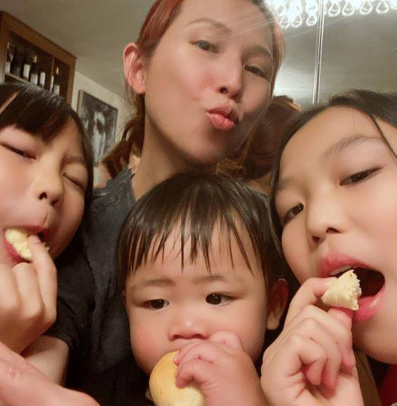 原创蔡少芬女儿过生日1岁半弟弟抢镜张晋抱着儿子的头喜感十足