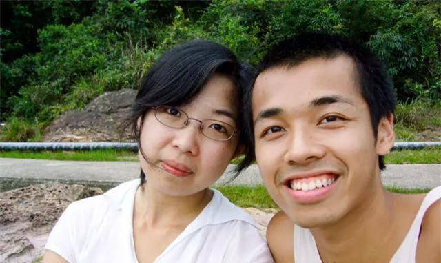 港大高材生甘做野人15年不买一件新衣与妻子吃快过期食品
