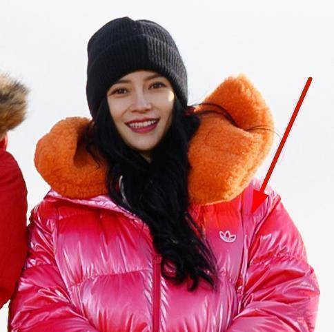 baby虽然又是大合影镶边的位置,但她的打扮足够吸引目光,别人都大红色