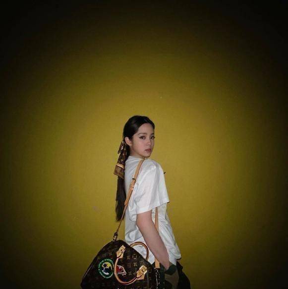 原创原创19岁的欧阳娜娜是穿搭风向标他值得艺术家