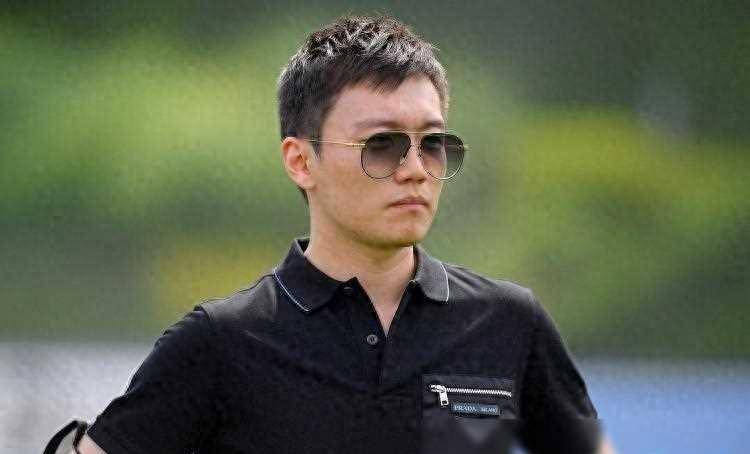 这个故事不仅展示了张康阳的个人奋斗历程,也体现了足球世界的魅力和