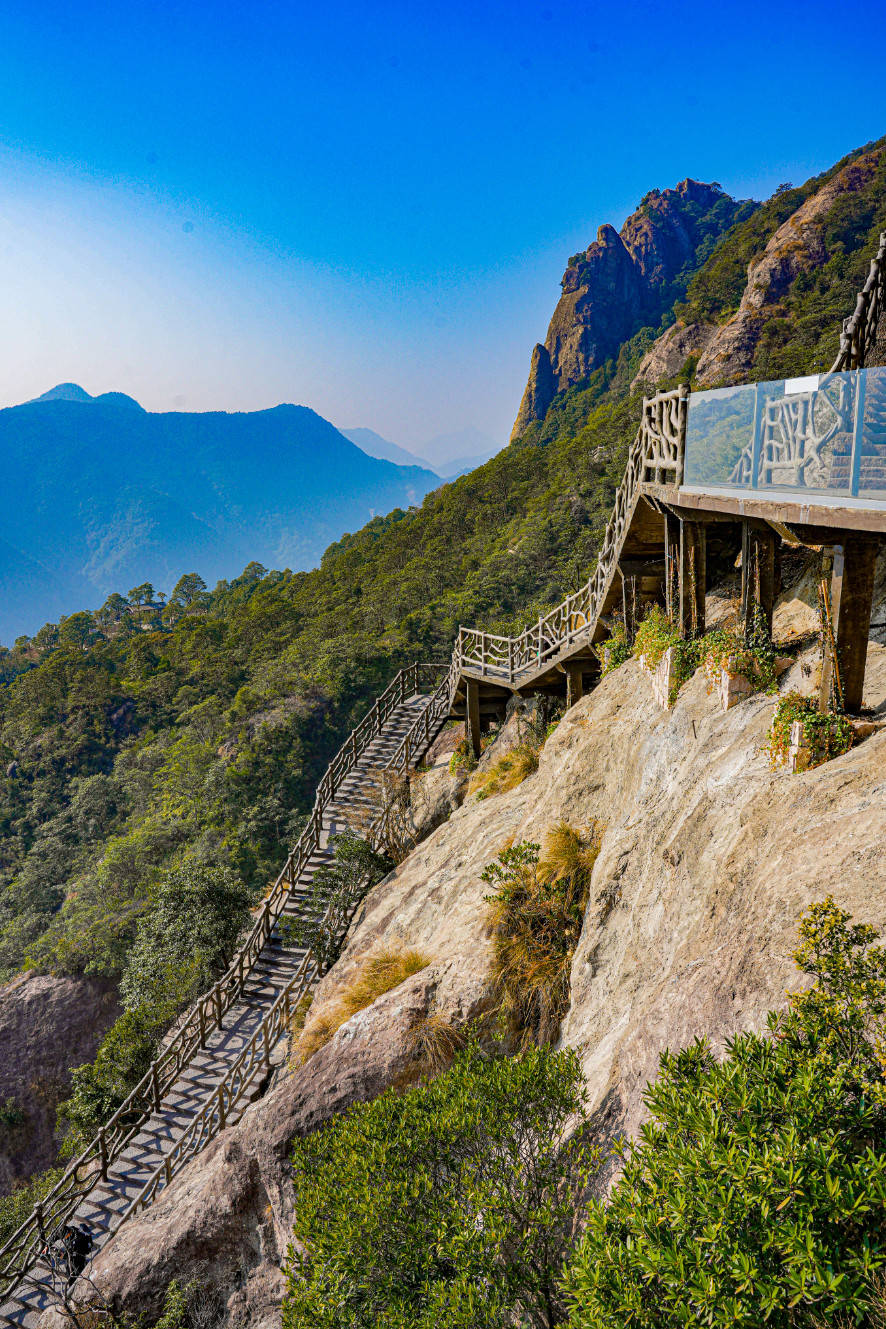 山雁荡水龙湫洞石佛百二峰拔地凌云海上名山称第一,左展旗右天柱后屏