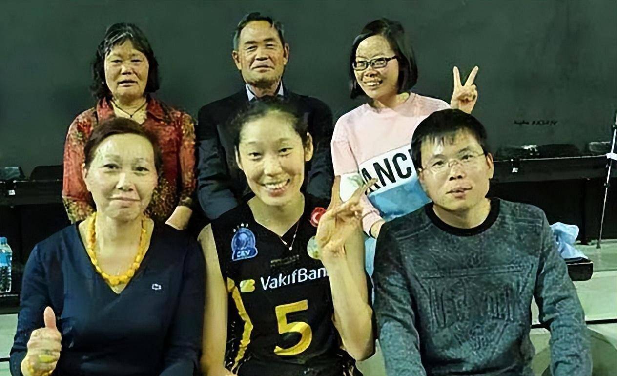 原创中国女排巨星朱婷用比赛奖金还清家中债务如今父亲最操心婚事