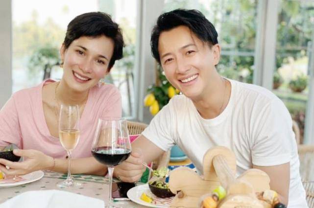 韩庚老婆海滩度假穿吊带裙喝椰汁放飞自我网友魔鬼身材