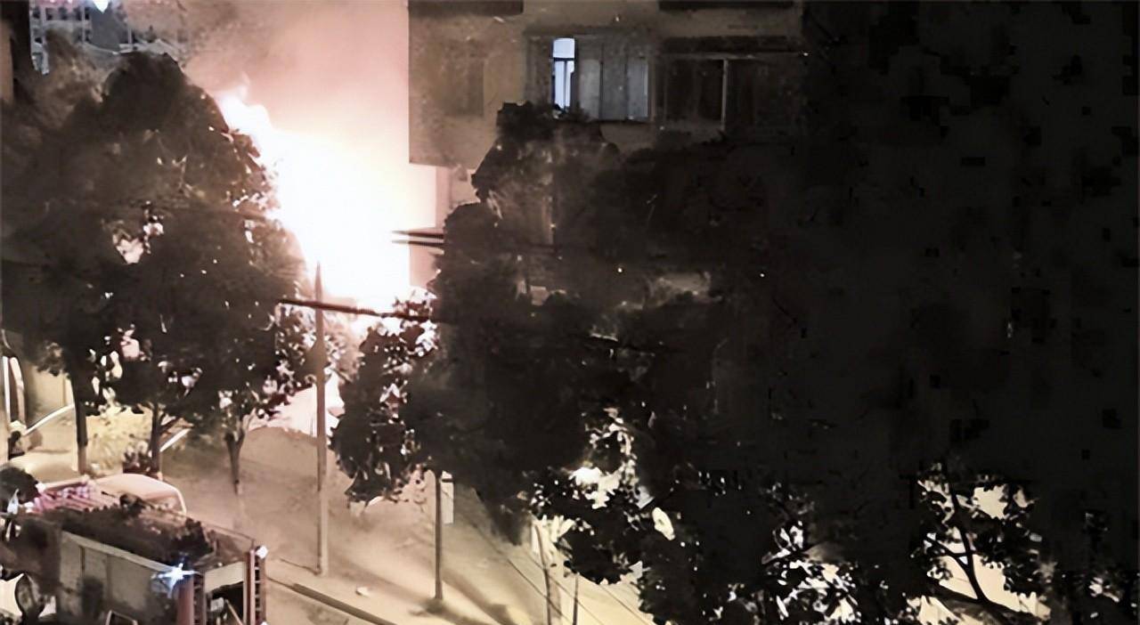 由于夏娟家所在的筷子巷是由砖木构成,且堆满了不少杂物,若是火苗蹿