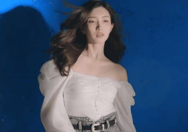 原创34岁江疏影近照淡妆出镜清爽十足穿一字领直角肩太优越