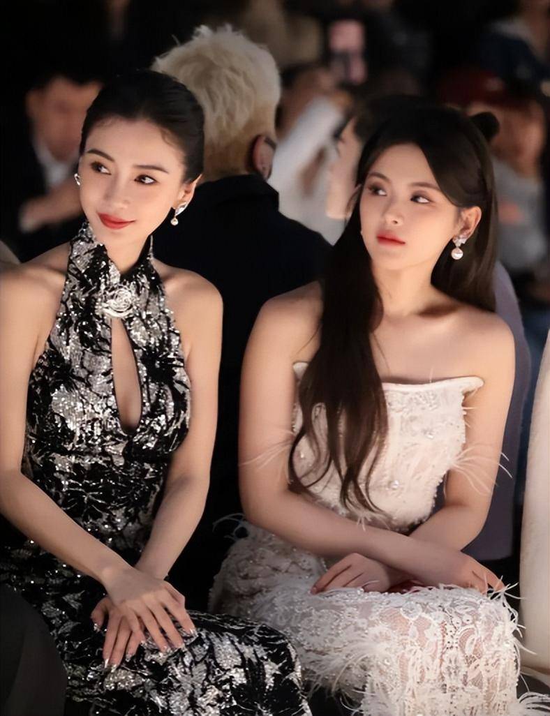 杨颖杨超越同框看秀挽手热聊关系亲密