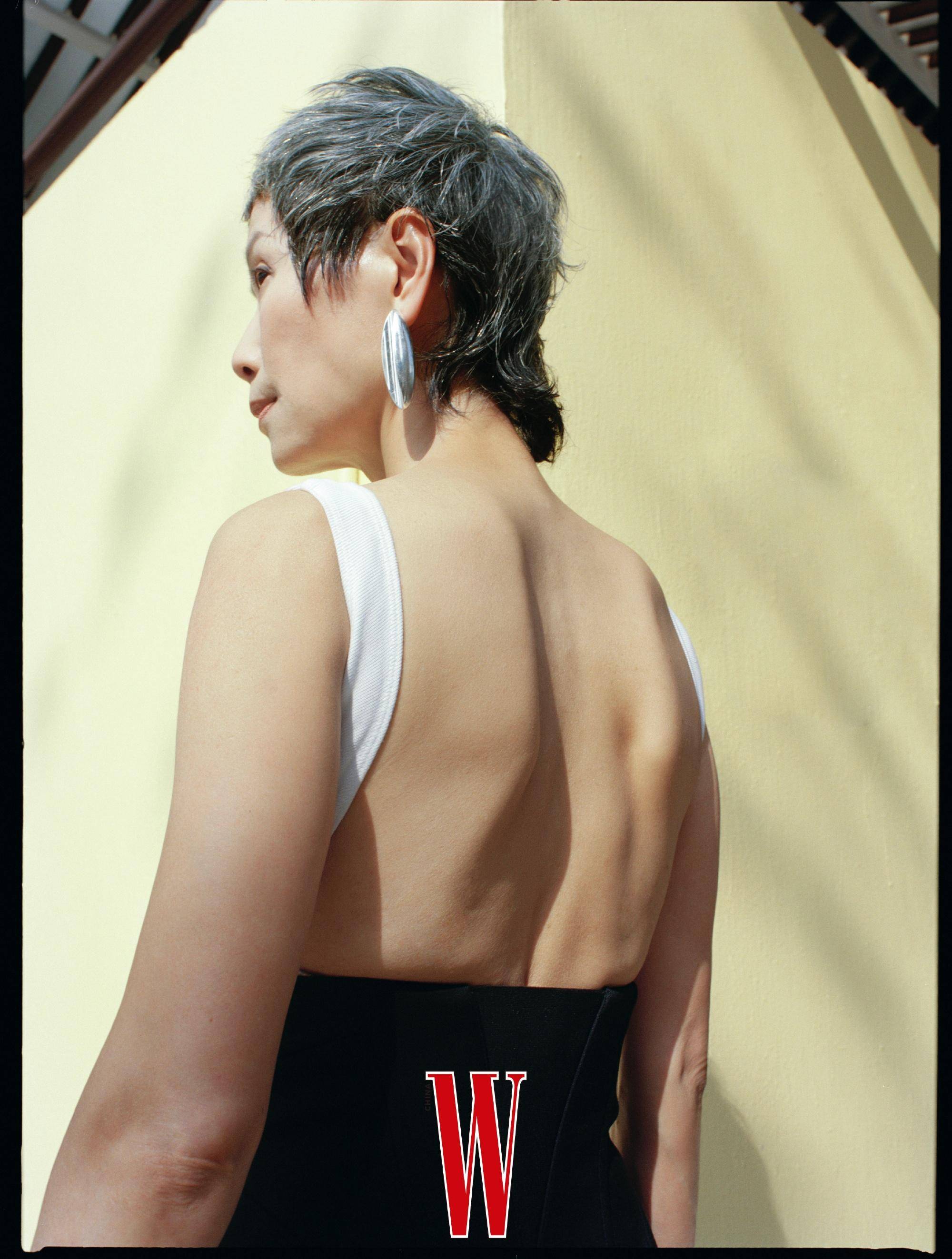 61岁叶童登w中文版无惧岁月大秀美背自然老去真美