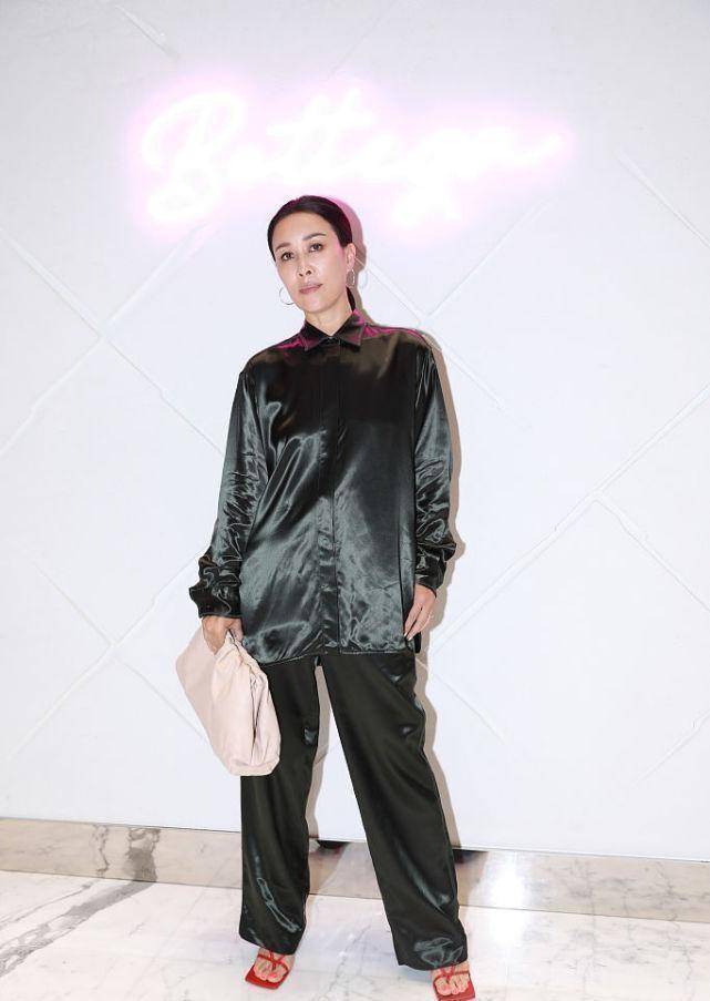 原创那英的气质不需穿得太精致就能成焦点缎面睡衣风挺拉风的