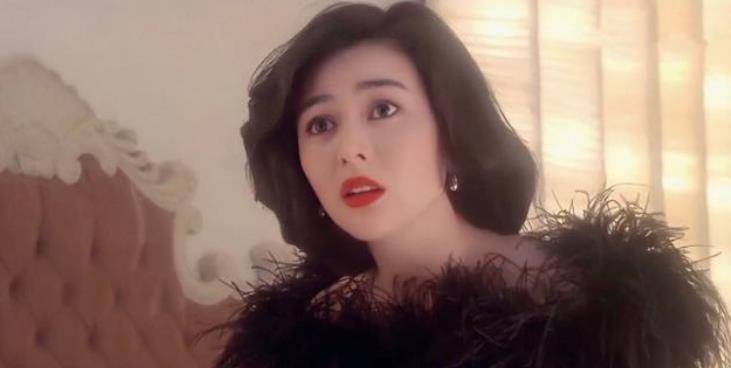 60岁关之琳不显老穿吊带裙晒下班照四肢纤细皮肤紧致