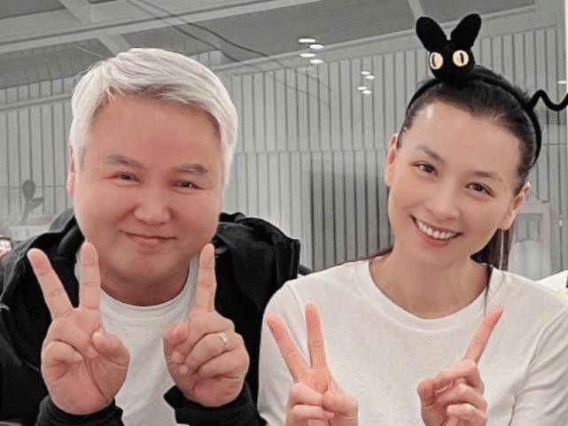 张庭为孩子过生日,不化妆还露额头,51岁素颜竟比12岁女儿还好看