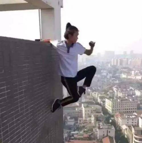 有时,他爬上了高楼,不仅会做各种搞怪的动作,还会脚踩滑板,在顶楼边缘