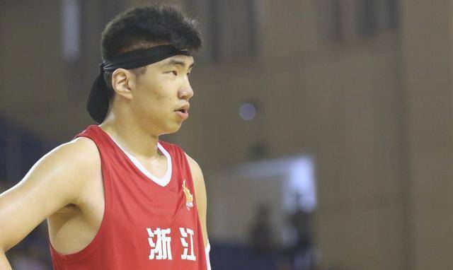 余嘉豪决定离开cba中国男篮未来中锋角逐浮出眼前