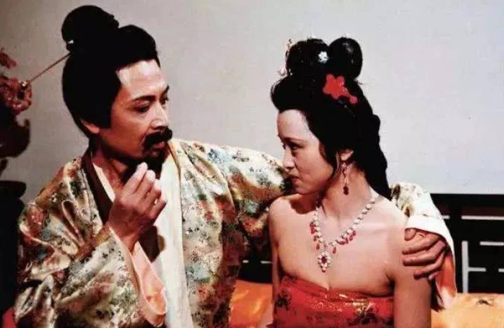 秦可卿是受警幻仙子安排,嫁给了丈夫的堂叔;现实中,秦可卿又与自己的