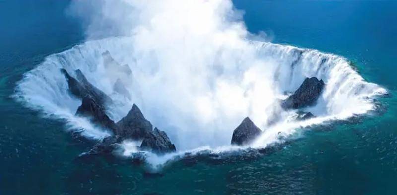 泥沙涌入盐矿之中,接着皮内尔湖上的11艘驳船和1艘拖船也被无情的吞噬