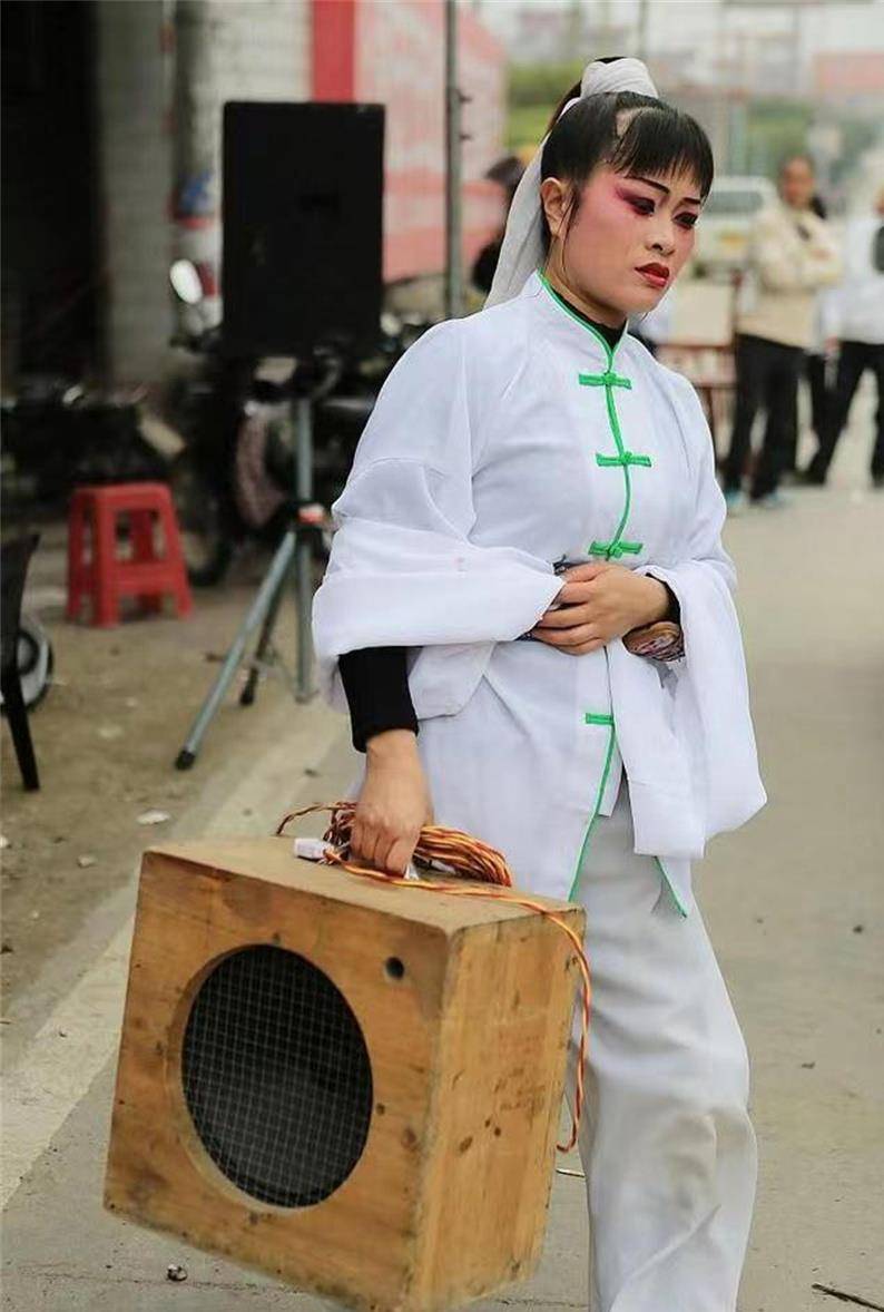 原创哭灵人武慧霞靠哭丧发家每哭一场赚700元村民还要脸吗