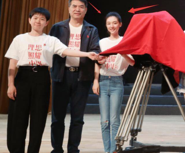 原创张雨剑认娃后28岁吴倩进组搞事业生图小肚子明显眼神也变了