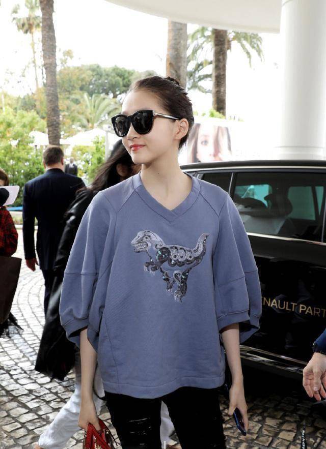 原创22岁关晓彤演绎大佬卡通泡泡袖配墨镜酷毙了这气质太好了