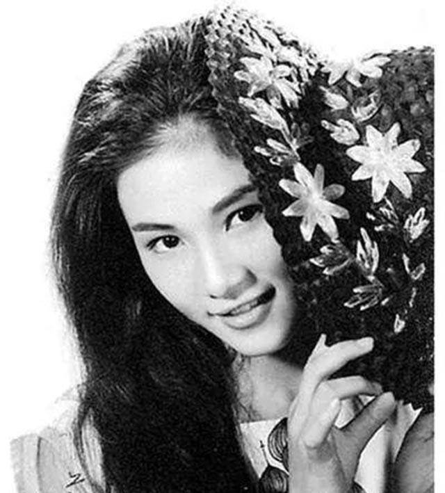 25岁为夫退役,40岁离婚复出,55岁重回巅峰,"侠女"的彪悍人生_郑佩佩